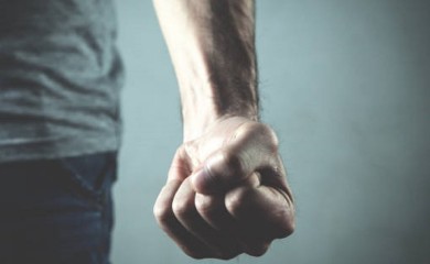 Muškarac vrijeđao i prijetio radnici pekare pa dobio batine i završio u Hitnoj