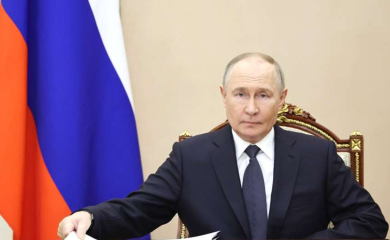 Neviđena drama u Rusiji: Letjelica u kojoj je bio Vladimir Putin upala u ROJ DRONOVA