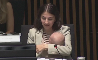 Beba za pregovaračkim stolom EU privukla pažnju ministara i javnosti (VIDEO)
