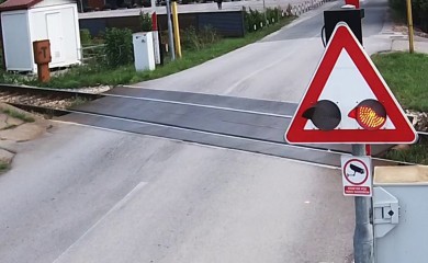 Novi slučaj zaglavljivanja auta između rampe u Banjaluci dok je nailazio voz (VIDEO)