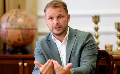 Stanivuković ponovo pokazao elementarno neznanje: Knez Lazar, po njegovom, u ruci drži – kosovski zavjet