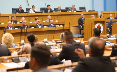 Ko hoće, neka izađe na izbore, ko neće ne mora: Narodna skupština usvojila sporni zaključak, opozicija nije glasala