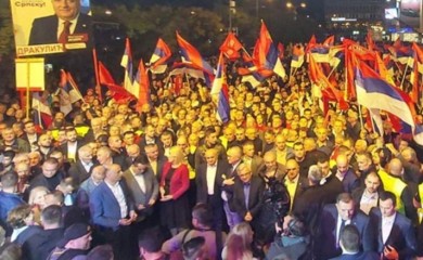 "Otadžbina zove": Veličanstvena povorka stigla na Trg Krajine, u toku obraćanja zvaničnika