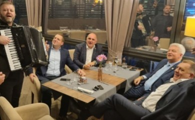 Lider SNSD-a u veselom društvu uz harmoniku poslije mitinga