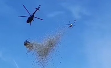 Više od 4.000 ljudi skupljalo novac: Influenser bacio milion dolara iz helikoptera (VIDEO)