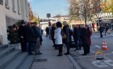 Radnici ZIBL-a pred Gradskom upravom, mjesecima rade bez plate