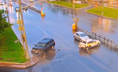 Nesvakidašnja reakcija vozača nakon udesa (Video)