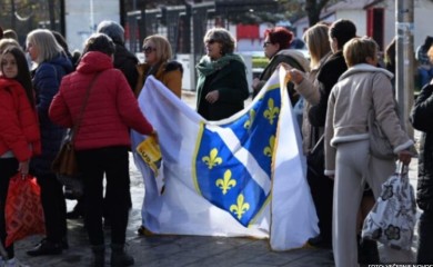 Proslava ili nepotrebna provokacija: Ratne zastave u strogom centru Banjaluke VIDEO