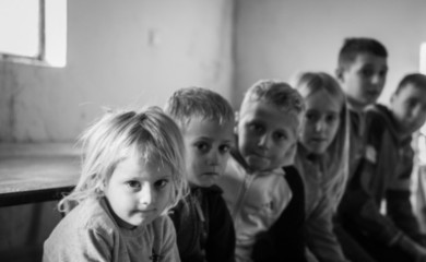 “Tu se i kupamo i jedemo!” – Zlatnom kosom, mali Radivojevići prkose crnilu u kući