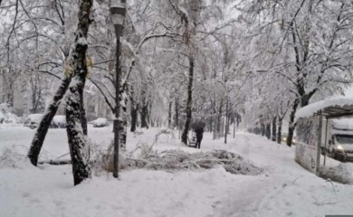 Treći dan snježnih padavine ništa novo: Ulice i trotoari u Banjaluci i dalje zatrpani