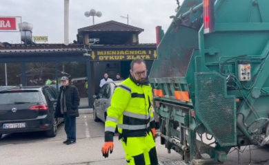 Radnici Čistoće prekinuli štrajk: Tomašević s njima čistio gradske ulice (VIDEO)
