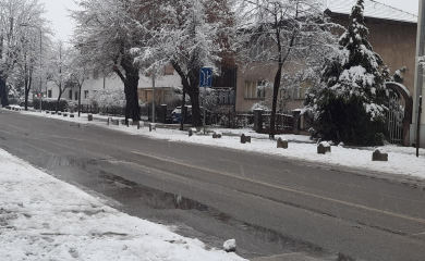 Vozači oprez: Zbog snijega putevi klizavi, saobraćaj usporen