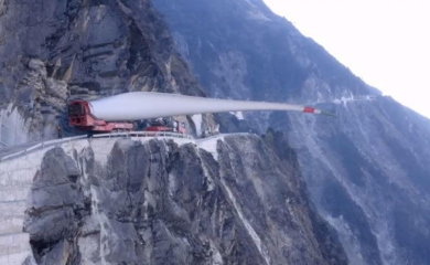 OPASNO: Kinezi prevoze teret od 20 tona uskim putem na vrh planine (VIDEO)