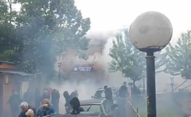 DRAMA NA KiM Na Srbe bačen suzavac i šok bombe, postavljene barikade, zapaljen policijski automobil FOTO/VIDEO