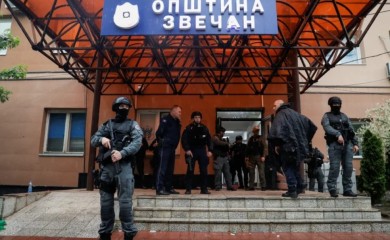 Skinute srpske trobojnice sa zgrada opštine Zvečan, Zubin Potok i Leposavić
