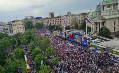 Plato ispred Skupštine i okolne ulice ispunjeni, građani još pristižu na skup