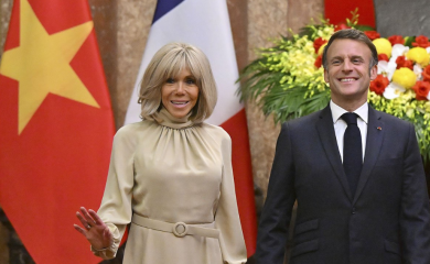 Skandal trese Francusku: Brižit ošamarila Makrona? (VIDEO)