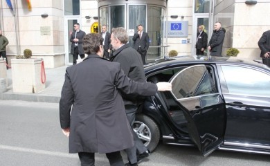 Građani kupuju krševe, zvaničnici se časte skupocjenim limuzinama