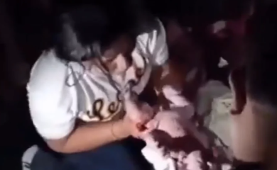 NEVJEROVATNA SCENA U VENECUELI Žena se porodila pod ruševinama, volonteri pomogli da beba ugleda svijet