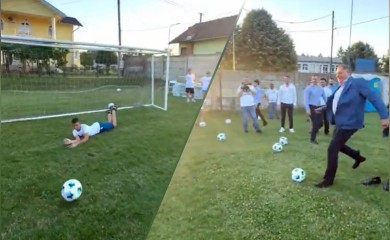 Dirljiv prizor koji je osvojio mlade: Dodik se izuo i zaigrao fudbal sa djecom (VIDEO)