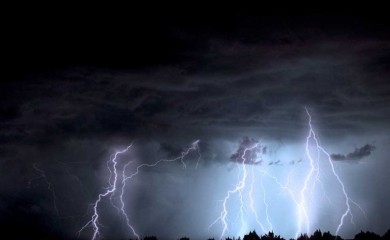 Na snazi narandžasti meteoalarm: Očekuju se jaki pljuskovi i oluja