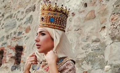 Jeremićka se ne zaustavlja - Nakon Živojina Mišića, voditeljka obukla odoru carice Milice