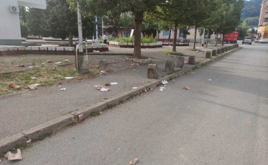Grad osvanuo pun smeća i praznih flaša: Nesavjesni građani iza sebe ostavili ružnu sliku Banjaluke