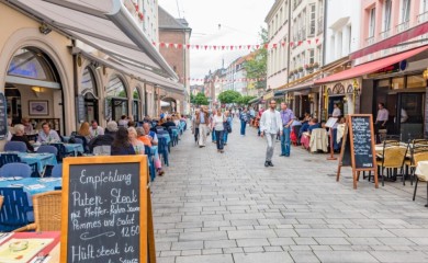 Vlasnik restorana u Njemačkoj konobarima nudi platu od 11.000 evra: “Nema radne snage”