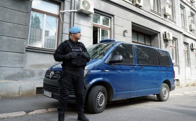 Djed došao u školu po unuka, napao ga narkoman i tukao pred djecom