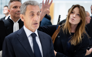 Karla Bruni izgubila živce pred kamerama: Iznenadila reakcijom na presudu suprugu Sarkoziju (VIDEO)