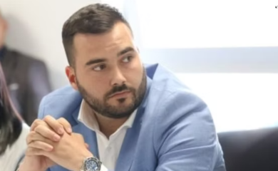 Zeljković ispred GOB-a: „Prebaciti novac za prevoz na bazen i OTVORITI ga ODMAH!“ VIDEO