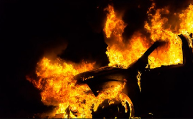 Vozaču se zapalio automobil usred vožnje