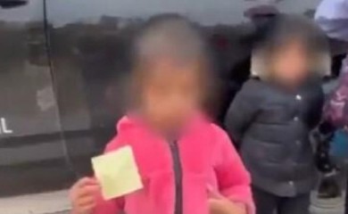 Djevojčica (2) se sama pojavila na granici sa porukom (VIDEO)