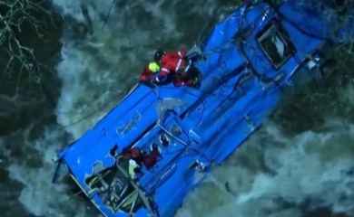 Autobus pao sa mosta u rijeku: Stradalo šest osoba VIDEO