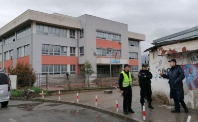 Srednjoškolci evakuisani zbog dojave o bombi