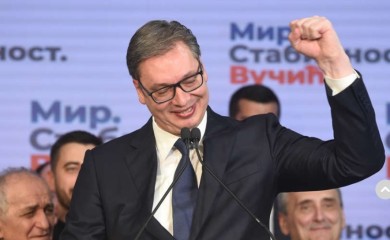 “ČETIRI GODINE, GODINE DUGE” Vučić vozio ulicama Beograda, pa zapjevao s ministrom (VIDEO)