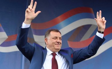 Dodik o zabrani tri prsta: Mogli bi zabraniti i ljubljenje tri puta i da se krstimo