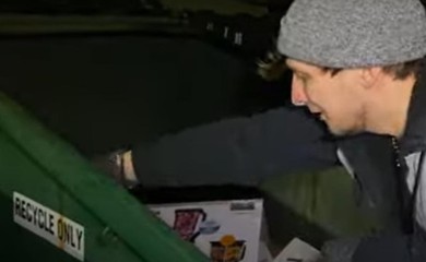 Zaradio 90.000 evra kopajući po smeću (VIDEO)