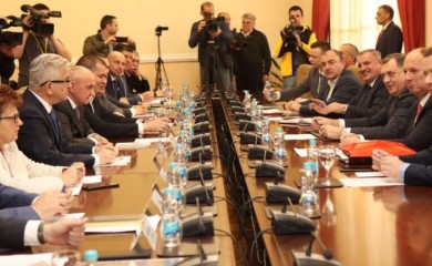 "Naivni kao francuska sobarica" Da li vlasti u Srpskoj prećutno odobravaju Lagumdžijine poteze u UN