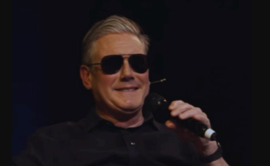 Starmer s pilotskim naočarima imitirao Makrona (VIDEO)