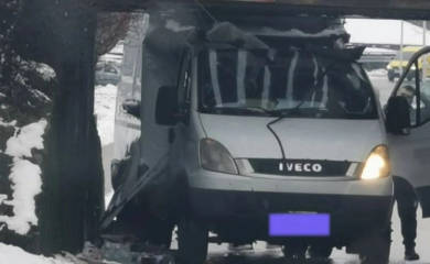 Obustavljen saobraćaj: Vozilom zapeo ispod nadvožnjaka kod Incela