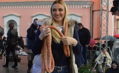 Srpska političarka hit na društvenim mrežama zbog fotografije sa Kobasicijade