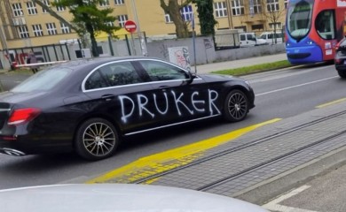 Osveta ili neslana šala: Poruka na mercedesu privukla puno pogleda