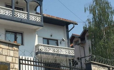 “IDIOTIČNA PREDSTAVA”: Ambasada Rusije o premijeri “Idiota” u Narodnom pozorištu Sarajevo