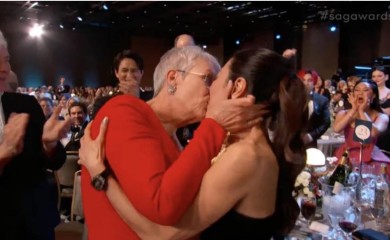 Strasteni poljubac holivudskih glumica uzdrmao društvene mreže VIDEO