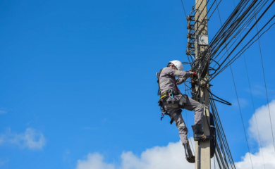 Električar se pokajao: Na posao došao u majici sa slovom “Z”, pa dobio kaznu od 1.500 evra