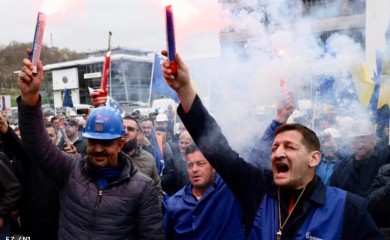 „Naši zahtjevi su minimalni“: Zenički rudari ispred zgrade vlade, protesti počeli himnom BiH