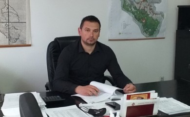 Direktor ubijedio napadača da ostavi bombe: “Rekao sam mu da ćemo sve riješiti i zagrlio ga”