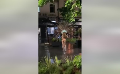 Ples u centru grada: Uprkos kiši, počeo “Banjalučki karneval” (VIDEO)