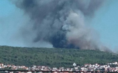 Izbio požar na Čiovu, gase ga sve raspoložive snage (VIDEO)